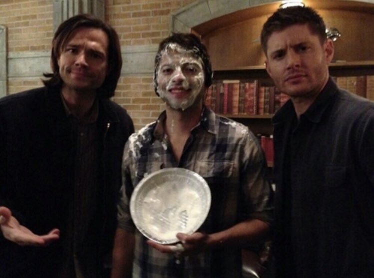 a thread of my fave spn bts set pics bc i’m not ready to say goodbye 