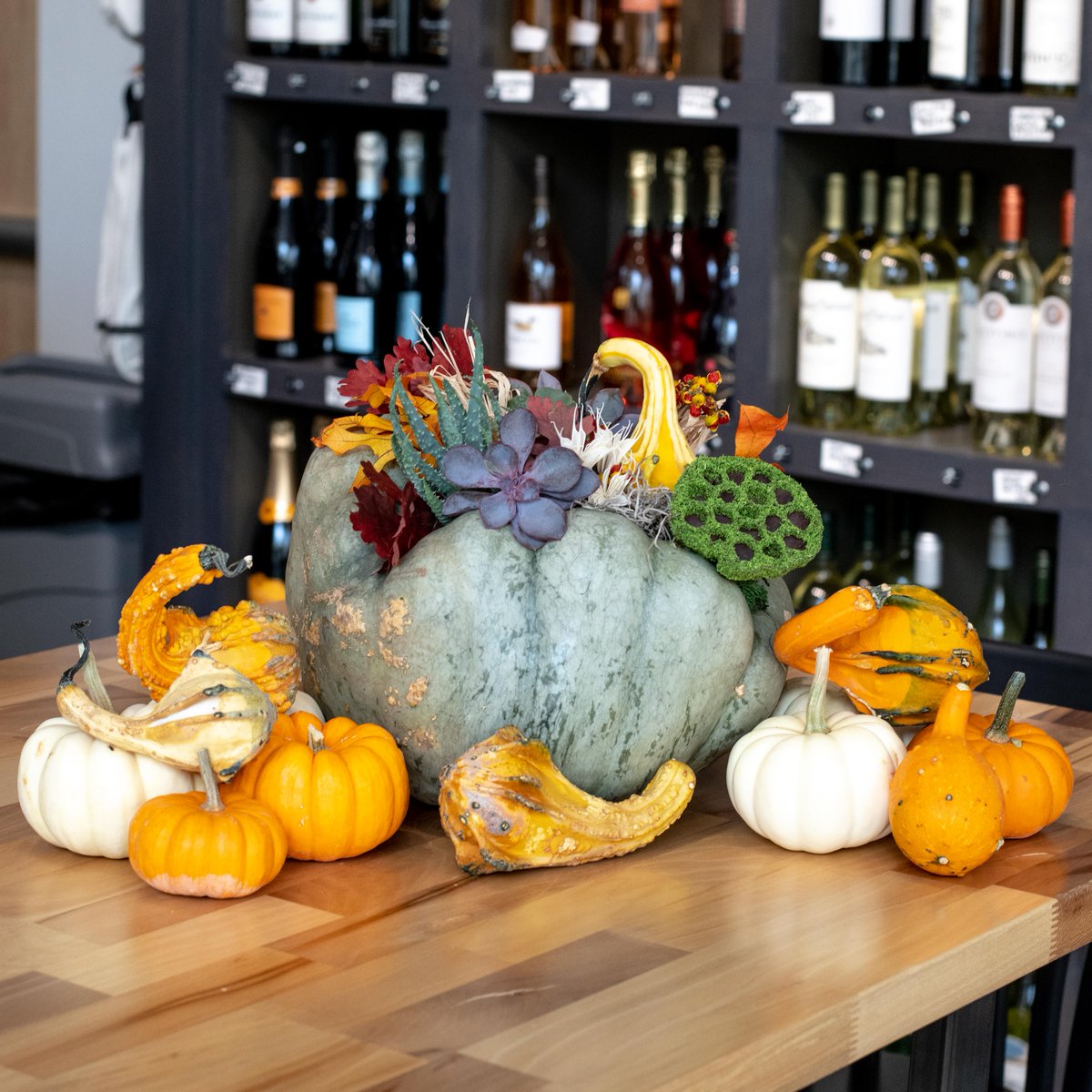 #ThanksgivingCountdown 🦃 Time to get your table decor together! Get ahead by getting your linens and centerpieces in order. Place an order from <a href="/Camellia/">-</a> Farm Flora for a table piece that is sure to wow! 🤩 
-
-
#thanksgiving #fresh #floral #grocery #fortworth #fortworthgrocery