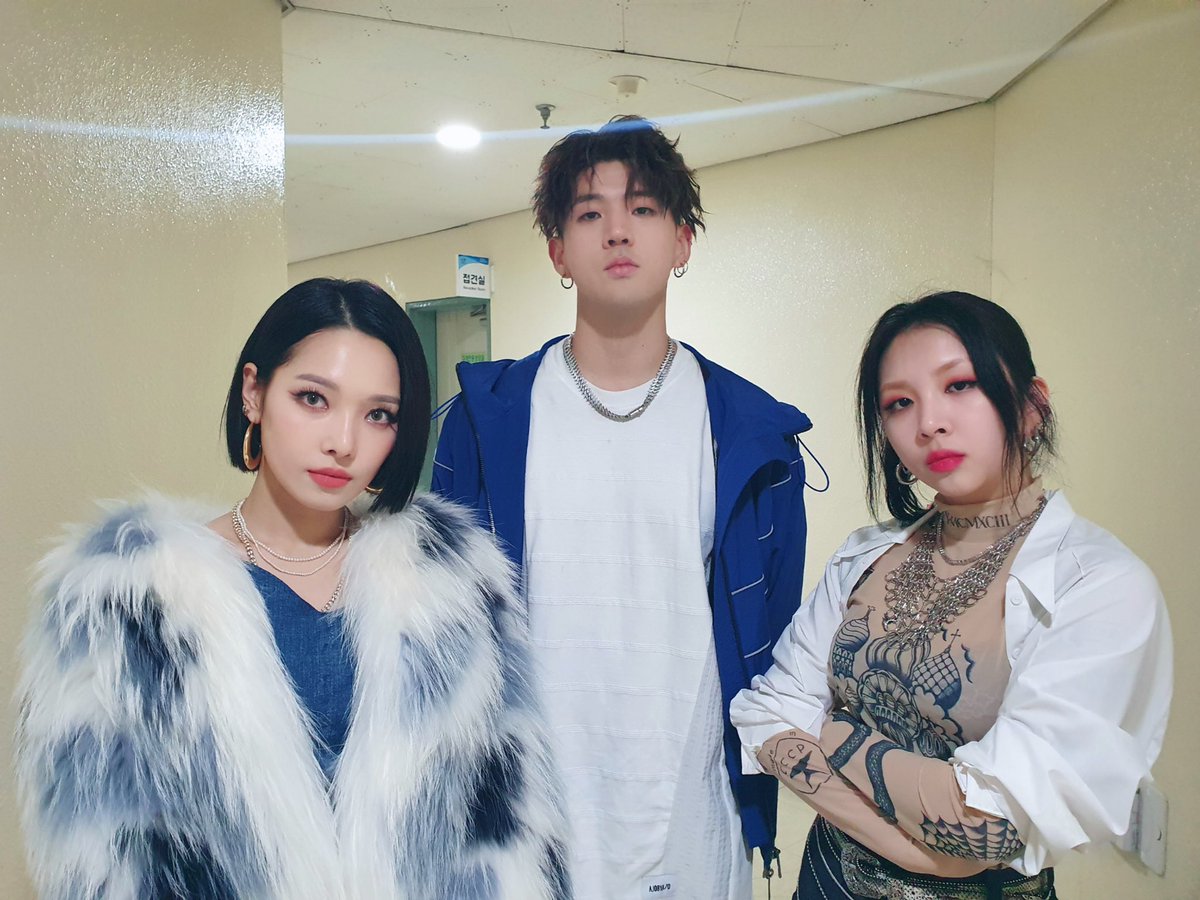 TheMiddleEarth's tweet photo. K-pop says clothes have no gender:
#kard jiwoo &amp; #dawn https://t.co/9ydYuSAWKf