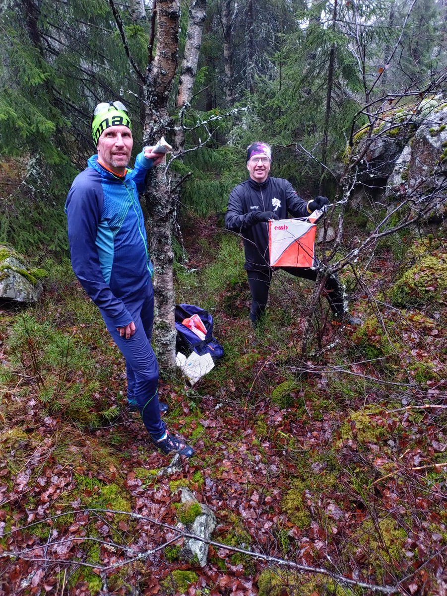 jj_salmi's tweet photo. En fin tur som hjelpepostsetter i Lillomarka med Vidar Benjaminsen &amp; Tommy Jauhojärvi. Bra trening i tuff terreng + mye snakk om norsk #orientering. #våttogrått https://t.co/KvwV9WfHGw