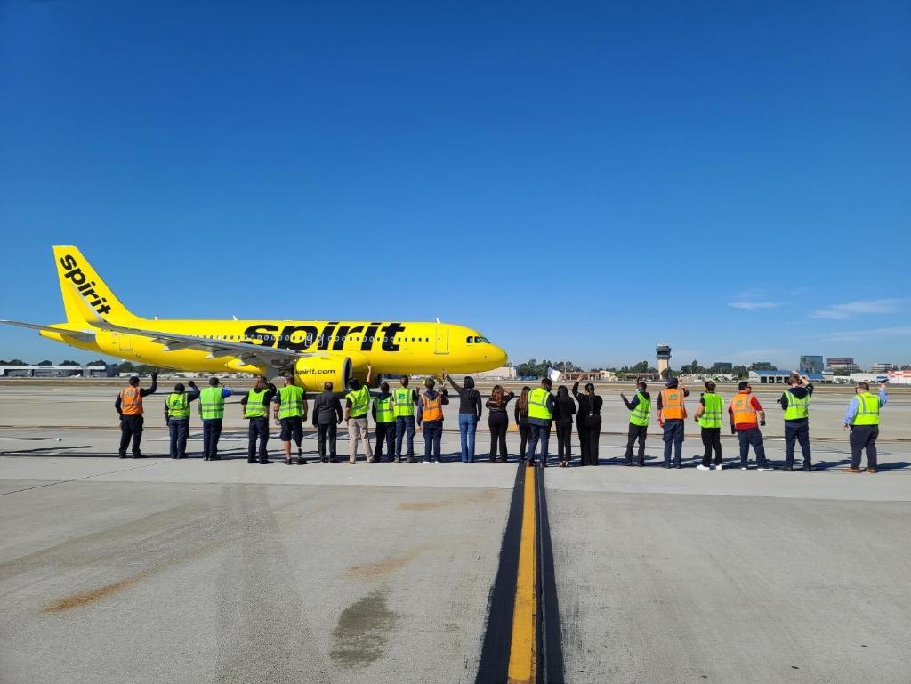 SpiritAirlines's tweet photo. Today we’re celebrating the first ever Spirit flights from @JohnWayneAir to @IFlyOAKland &amp; @LASairport 🎉…but that’s not all! Coming in January, we’re growing even more with daily flights to @PHXSkyHarbor &amp; a second daily flight to Las Vegas. Talk about #MoreGrow &amp; #MoreGo! ✈️️ https://t.co/aiCvVfr9x0