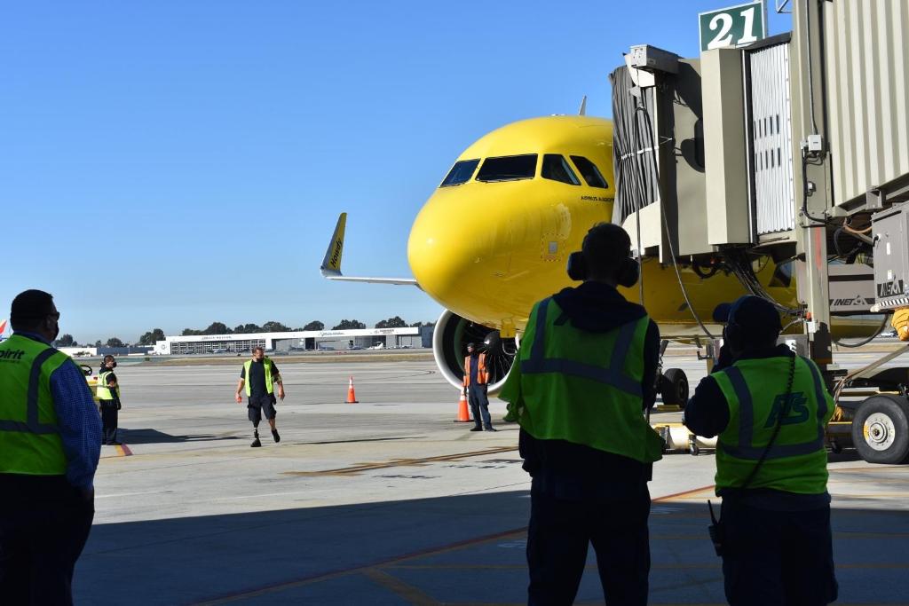 SpiritAirlines's tweet photo. Today we’re celebrating the first ever Spirit flights from @JohnWayneAir to @IFlyOAKland &amp; @LASairport 🎉…but that’s not all! Coming in January, we’re growing even more with daily flights to @PHXSkyHarbor &amp; a second daily flight to Las Vegas. Talk about #MoreGrow &amp; #MoreGo! ✈️️ https://t.co/aiCvVfr9x0