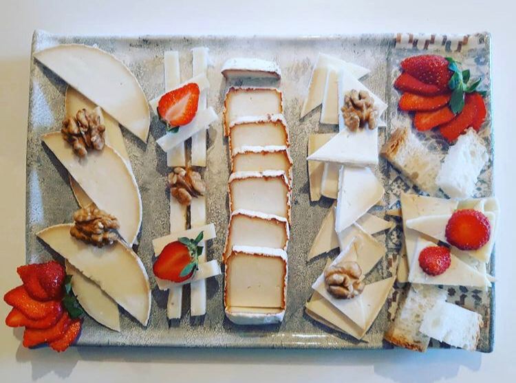 alimentsxtothom's tweet photo. Avui tenim ganes d'un sopar gurmet!... Menjarem una taula de formatges de #FormatgeriaDeClua que té 4 varietats (per a tots els gustos, així no ens barallem 😅😋) i una confitura de #La_Vestale de Cebes de Figueres del Pack "taula de formatges", boníssima! 🧀🍯🍷 https://t.co/8cq6GmCE3m