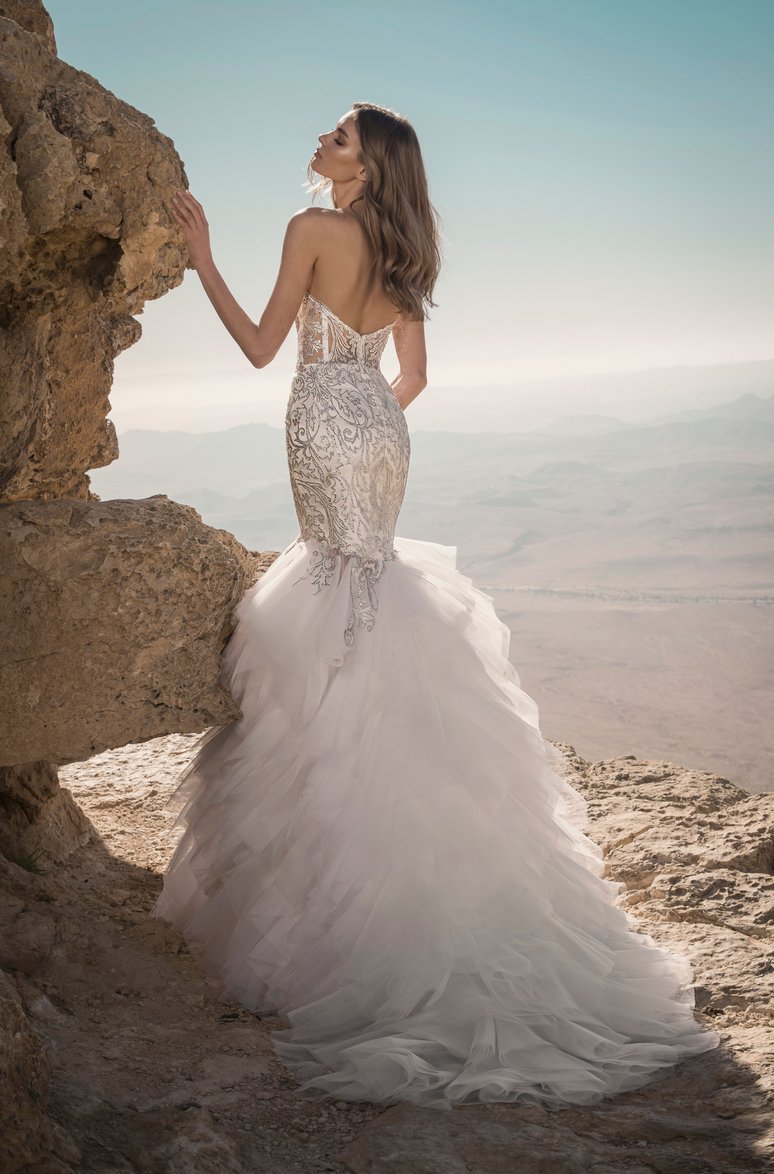 pninatornai's tweet photo. Because you have to sparkle on your special day ✨
Gown: 2021 #LOVEbyPninaTornai #Style14844
Available @KleinfeldBridal
Photo: Dvir Kahlon
Makeup: Ortal Elimeleh
Hair: Benjamin Ruimi https://t.co/Bv8GewqHZf