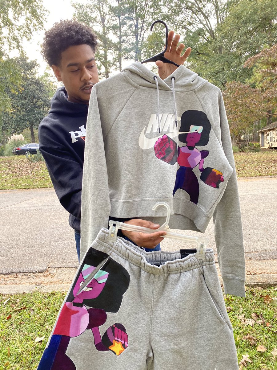 stefonlights's tweet photo. I’m a painter/designer that enjoys bringing my clients clothes to life 🤩 It cost $0 to RT, a potential client could be watching 👀 https://t.co/gz7i57TzOV