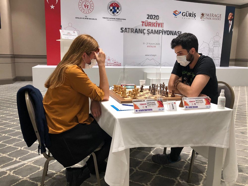 usefulchess's tweet photo. Turkish Chess Championship round 5 : Sanal 4, Haznedaroglu 3.5 points. https://t.co/3kqSPbWAzQ #chess #TR2020 https://t.co/u1RHYWRj9K