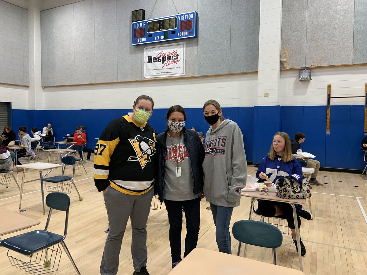 we_are_maple's tweet photo. #wearemaple school spirit! https://t.co/HoC1rfBgq9