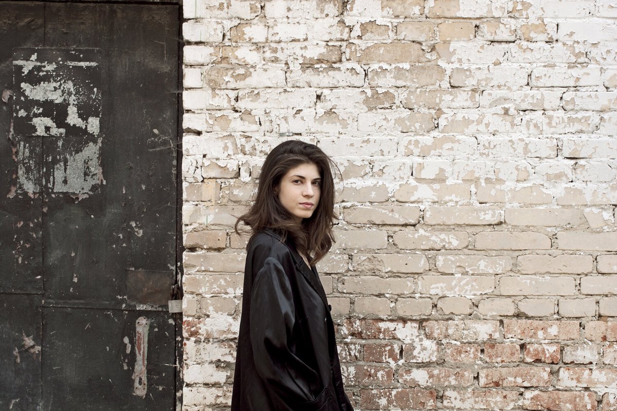 Приятное удивление. She search. Кирстен кларк сшиватели. Девушка в шоке. Девушка удивлена с телефоном.