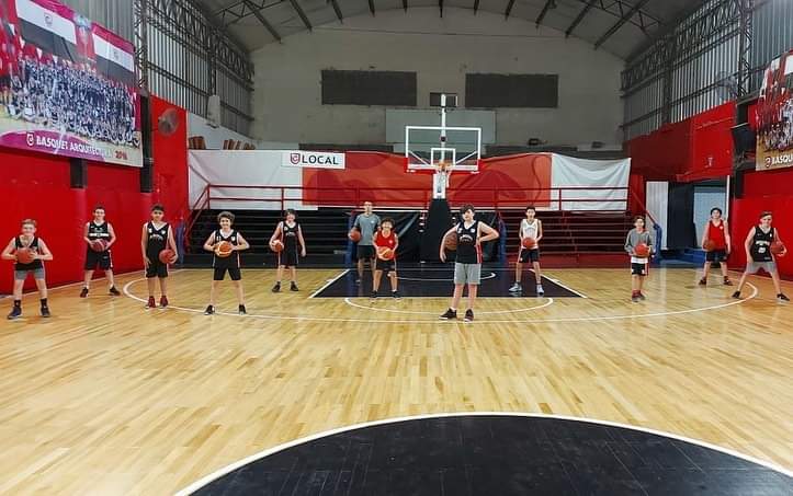 basquetarqui's tweet photo. Vuelta a la cancha para este grupo de Mini. Con los cuidados necesarios de distanciamiento y protocolos de higiene. A disfrutar y seguir cuidándose! 💪🏼🏀 🇾🇪 @clubarqui @FEBAMBAok #regresoalbasquet #backtobasketball #ClubArquitectura #basketball https://t.co/tI4gV5eEmQ