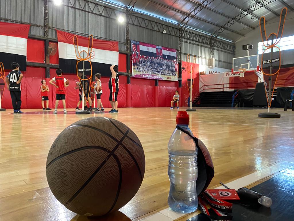 basquetarqui's tweet photo. Vuelta a la cancha para este grupo de Mini. Con los cuidados necesarios de distanciamiento y protocolos de higiene. A disfrutar y seguir cuidándose! 💪🏼🏀 🇾🇪 @clubarqui @FEBAMBAok #regresoalbasquet #backtobasketball #ClubArquitectura #basketball https://t.co/tI4gV5eEmQ