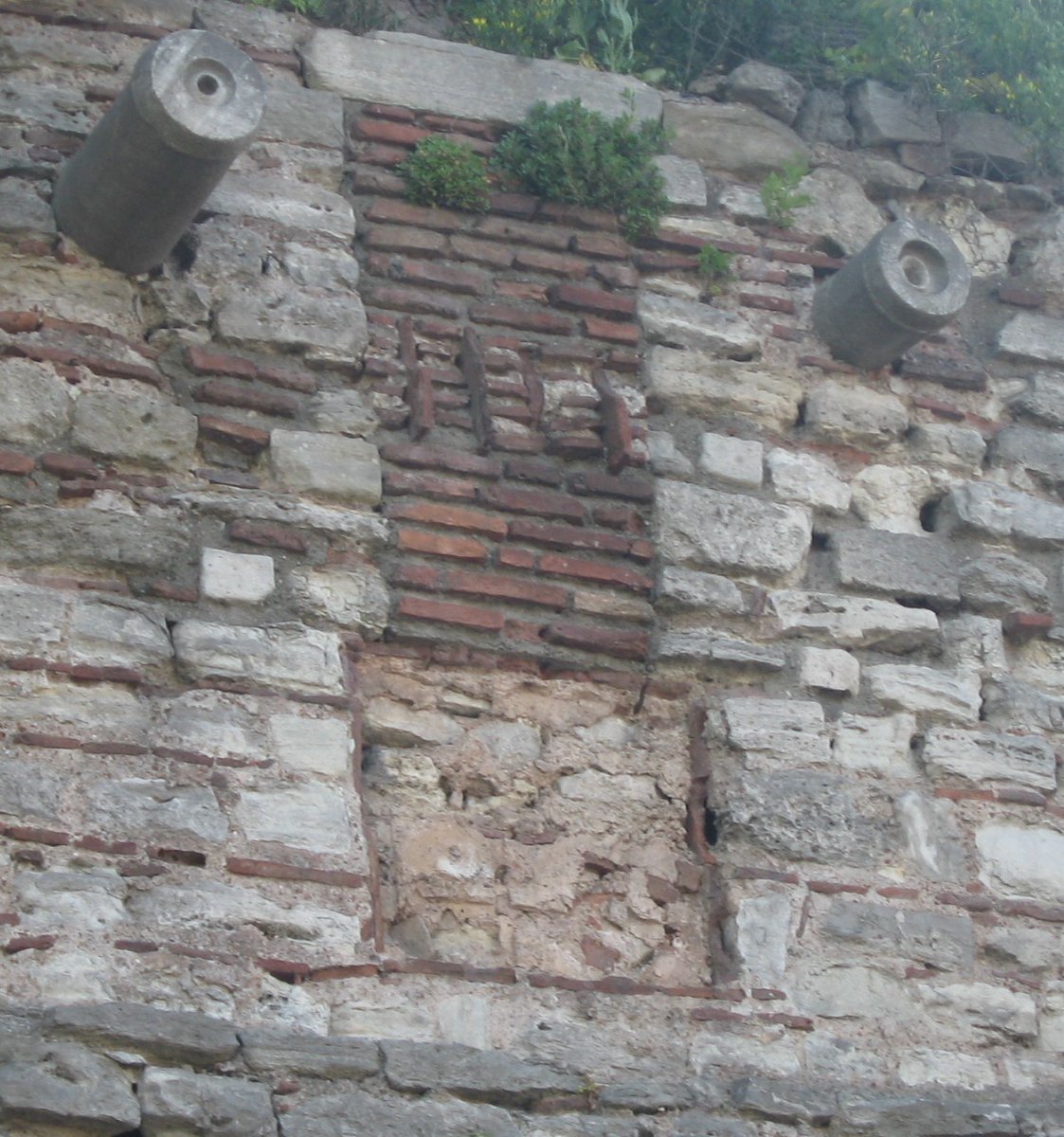 Bir varmış bir yokmuş. Bizans'ın kuşlarından uçup/uçurulup gidenlerden. Yedikule. 2004-2011.