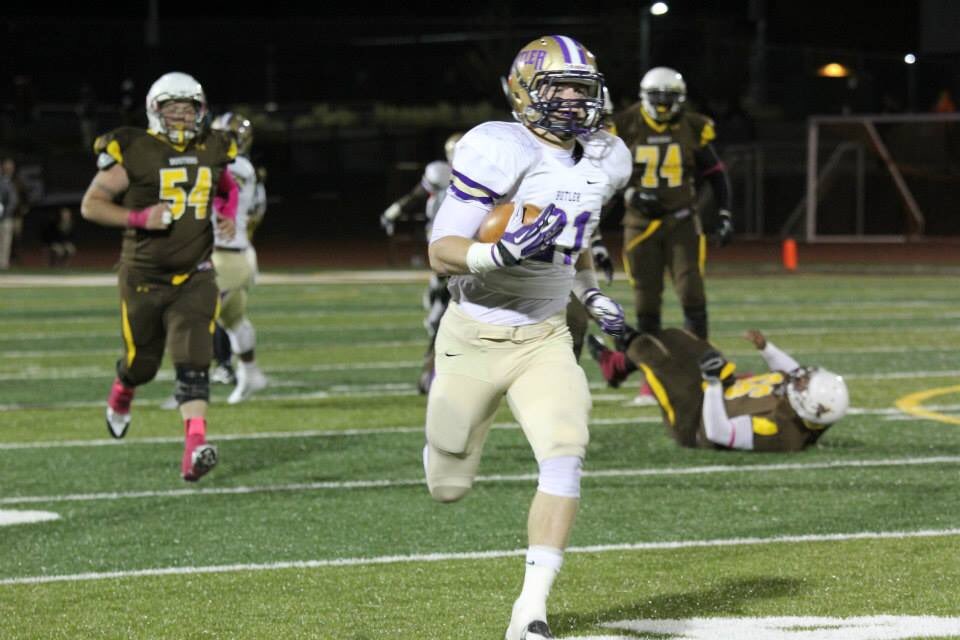 ChaosTempo's tweet photo. @ButlerGrizzlyFB @Ncook2121 @CharlotteFTBL @kpreps @KansasPregame @kmcathletics @unccharlotte @ButlerGrizzlies @butlercc @sportsinkansas @CatchItKansas Nick was a gritty, hard-nosed linebacker, who could always be counted on to make a play when we needed it. If you look closely at the picture on the right, you may see a couple of earlier SotD in the shot!
#grit
#crazdawg https://t.co/9zm98M4Ksc