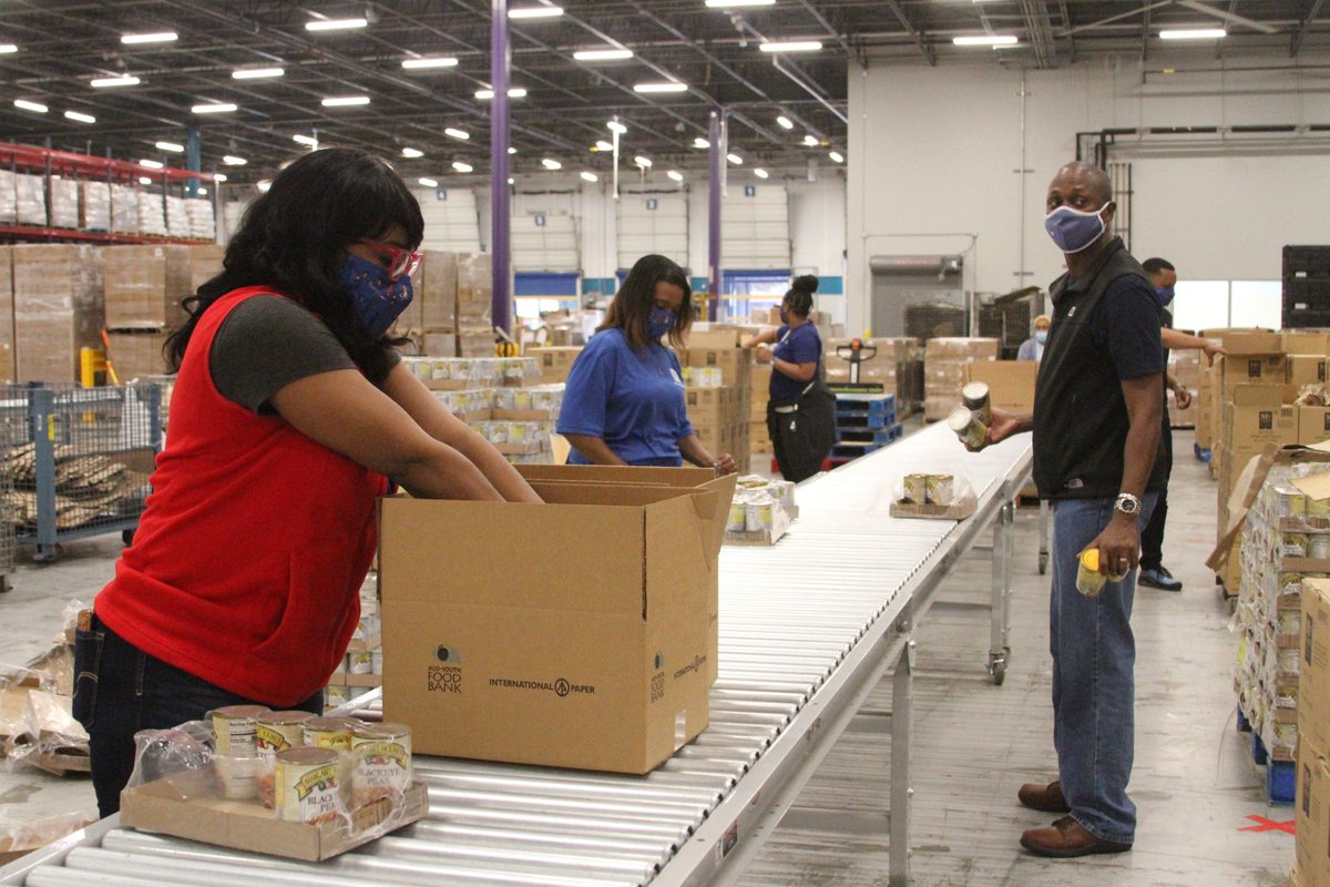 MSouthFoodBank's tweet photo. Thank you @TVA_Memphis for donating $10,000 and volunteering! Your generosity will provide 30,000 meals to local families in need. #thankyou #donate #volunteer #feedtheneed https://t.co/zfzthFxkOZ