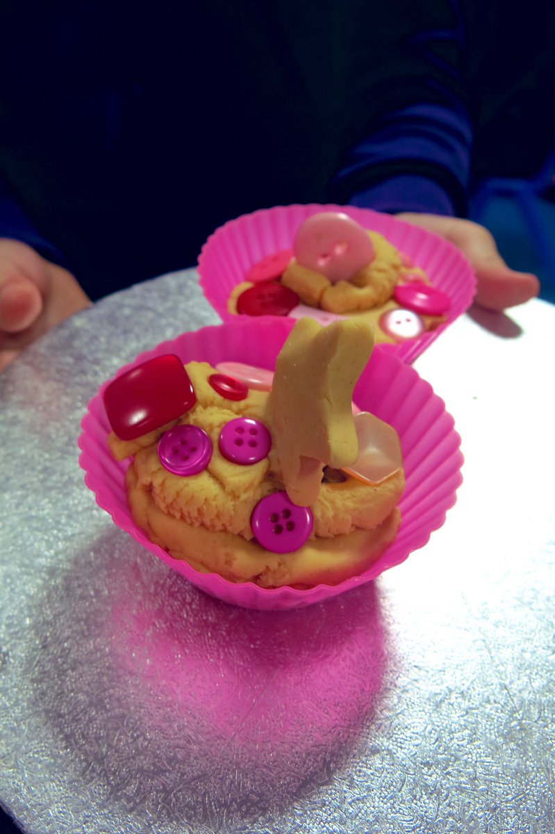 misssmythe_HT's tweet photo. As well as writing for a purpose we are ALSO reading for a purpose 📚“I’m baking the cake from the recipe book.” 🧁 #ReadAchieveSucceed #EYFS #EarlyYears #EY #EYReading https://t.co/g3wTQWCTXt