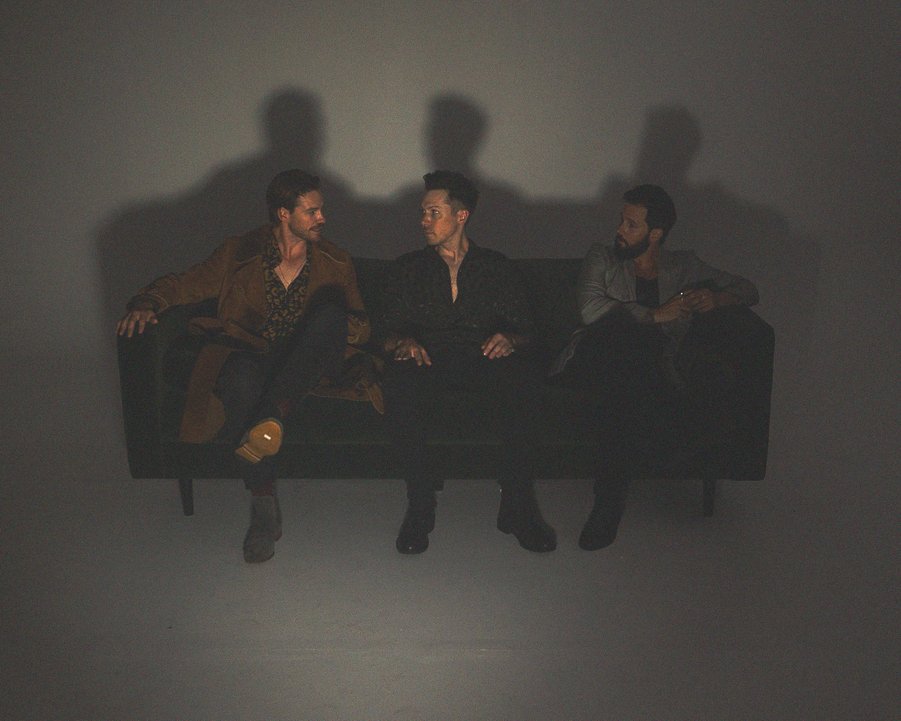 Shadow puppets anyone?
.
.
.
.
.
📸: @thatgoodgraphic
#themanwho
#themanwhoband
#shadow
#shade
#alternativerock