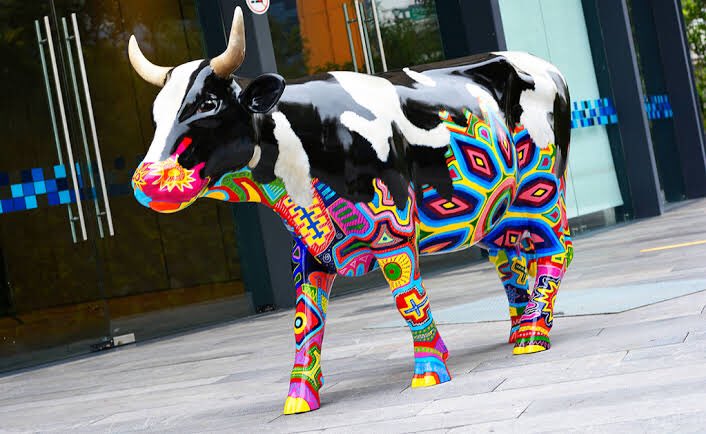 PeschiReporta's tweet photo. Soy yo o acaso en algún momento los centros comerciales y lugares turísticos estaban llenos de estas vacas con diseños??? https://t.co/sp1dsMGGCt