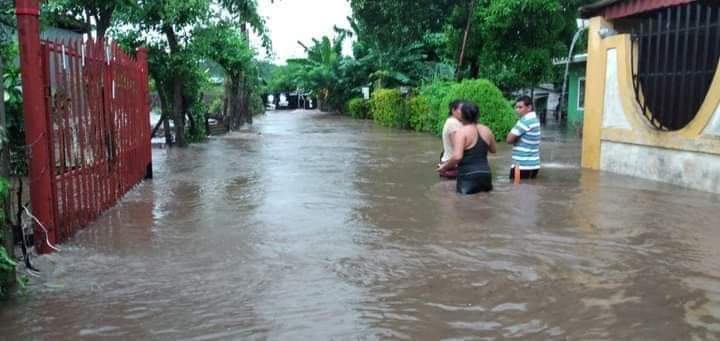 elradarsv's tweet photo. #ClimaCA #EmergenciaCA
#Iota es ahora #TormentaTropical con vientos sostenidos de 105 km/h y se ubica en Nicaragua, desplazándose lentamente hacia #ElSalvador https://t.co/VZydGGB7In