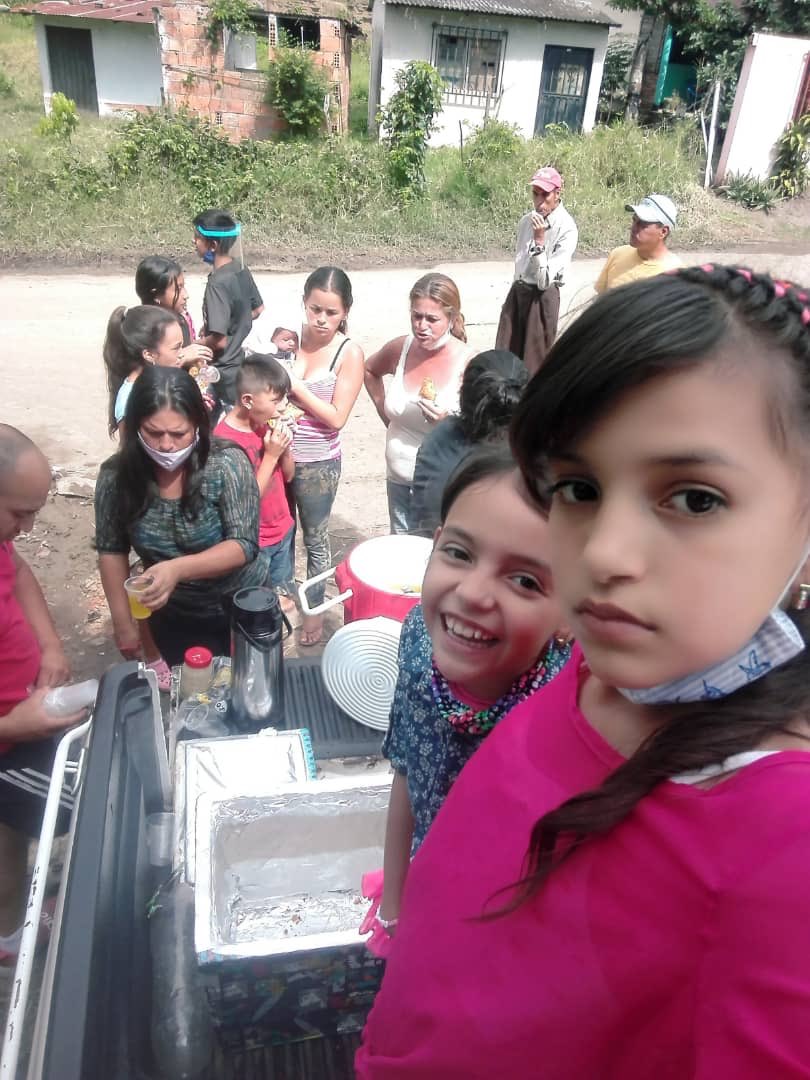 escramirezchaco's tweet photo. #EscuelaLuisRamirezChacón #EducaciónSinLimites Actividades #IMomento  Estudiante de 6to B Mariangel Ruiz junto a su mamá y familiares poniendo en práctica el valor de la Bondad para los habitantes de Zorca. RPA. #17Nov @arriechezorbel @DireDucacionGDT @laidygomezf @mediluis https://t.co/Gknmhx9SRo