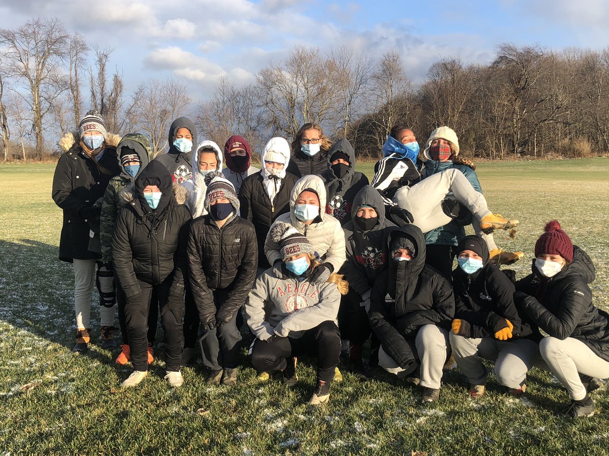 GinaGray23's tweet photo. Cool afternoon practice today. #coldpractice #Bees #sectionalfinalstomorrow https://t.co/LXljq1EL0P