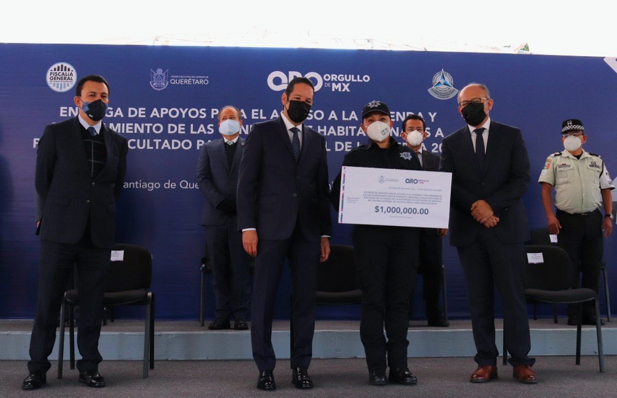 SEGOB_Queretaro's tweet photo. El secretario de gobierno @jmgran10 estuvo presente en la entrega de Apoyos para el Acceso a la Vivienda y Mejoramiento de las Condiciones Habitacionales a Personal Facultado para el Uso Legal de la Fuerza 2020 encabezada por @PanchDominguez https://t.co/sI6auP7CYN