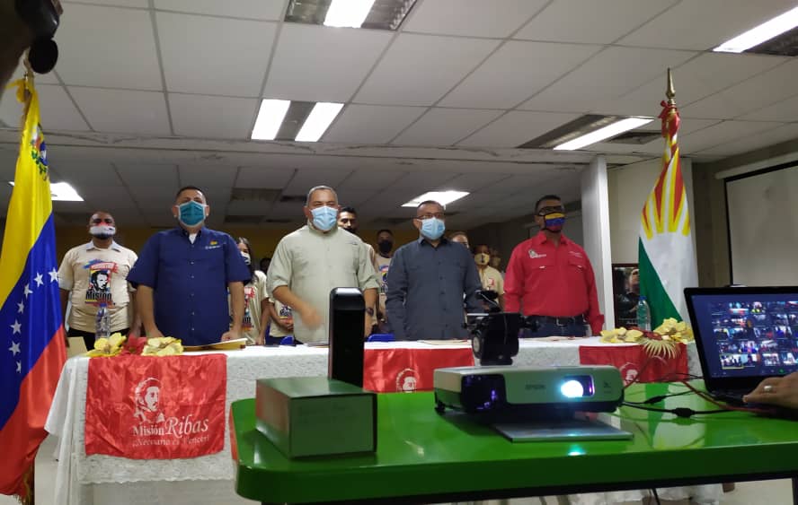 #AlMomento Graduación de las vencedoras y los vencedores de la Misión Ribas con la presencia del Gobernador <a href="/AdolfoP_Oficial/">Adolfo Pereira Gobernador</a>, el Director de la Zona Educativa Lara, Nixon Arrieche y el Secretario de <a href="/Educacionlara/">Educación Lara</a> Eleamer Elkatrib a través de videoconferencia a nivel nacional.