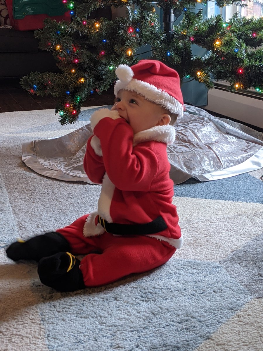 WeaklandThird's tweet photo. It's beginning to look a lot like...😂❄️❄️❄️❄️❄️⛄☃️⛄☃️ https://t.co/Liw4JoyNpF
