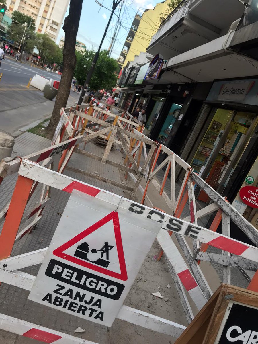 capachacabuco's tweet photo. @OficialEdesur supuestamente el 12/11 terminaban , estamos a 18/11 se cayó gente , ustedes pagan los gastos médicos ?? https://t.co/1x2fXFuiNR