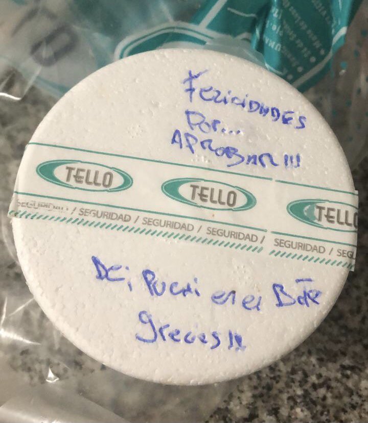 luciastaneff's tweet photo. le mande helado a mi mejor amiga:

lo que decia el pedido // como llego https://t.co/1aT7srdrX2