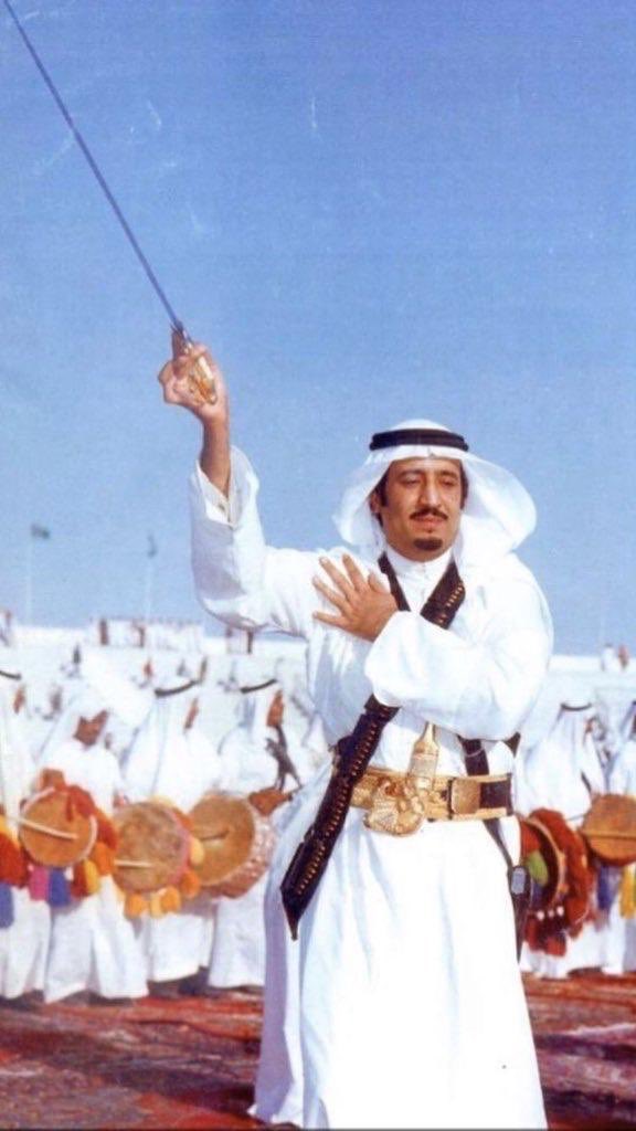 #الملك_سلمان_بن_عبدالعزيز
#ذكرى_البيعة_السادسه 
َ
٦ اسنوات و لك السمع و لك البيعه
يا حاكمٍ صعب توصيفه و تكراره

سلمان من دونك الشعب بمجاميعه 
و فالارض دبابه و فالجو طياره

واللي يغطّي جهودك ضيعته ضيعه
ان كان ما شافها انقص له نظاره
َ
صلهام