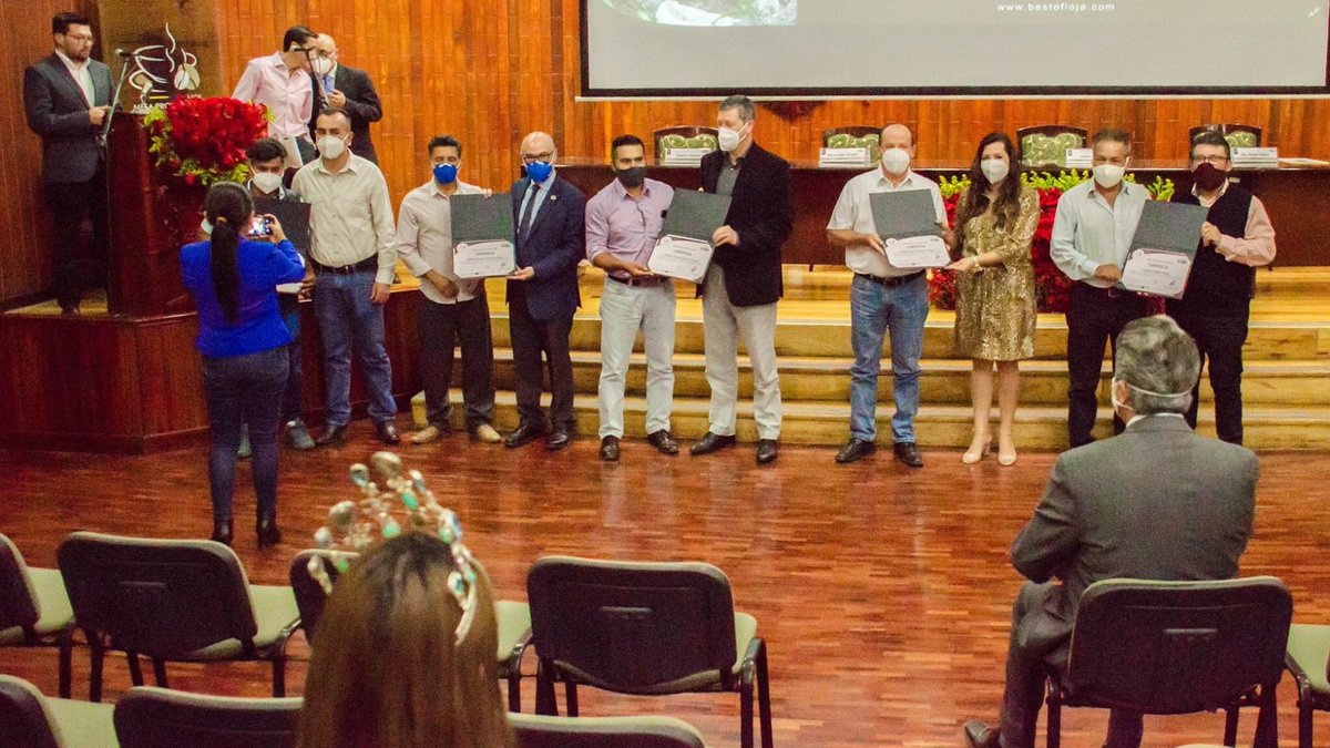 LojaSaborACafe's tweet photo. [#LoMejorDeLoja2020 PREMIÓ A CAFICULTORES LOJANOS]

En el marco del Tercer Concurso Subasta Electrónico de Cafés Especiales, se desarrolló la premiación de los mejores Lotes de Café de la provincia de #Loja. https://t.co/aNRFMCxIxU