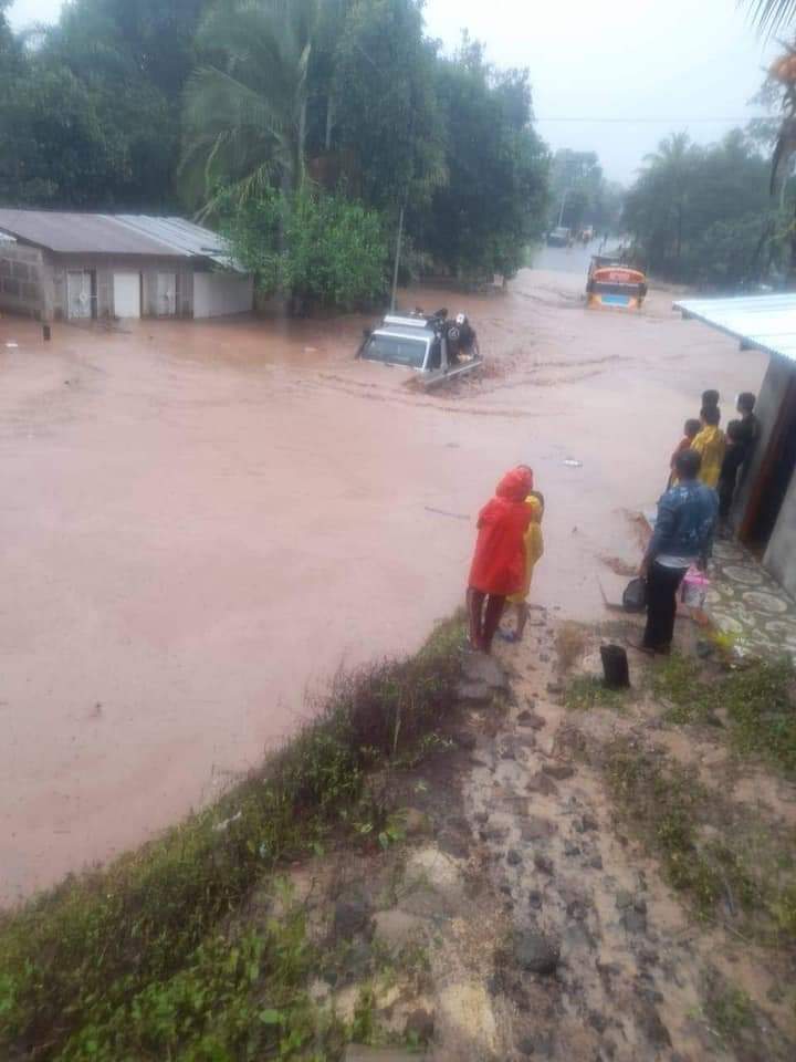 huella_sandinis's tweet photo. Inundacion por desborde de Río El Naranjo en el Municipio de Waslala. La población resguardandose para evitar tragedias y perdidas de vidas humanas.
@JUNTOSP0DEMOS @krupskaya_ny @Josvilla17 @samcarrion18 @nica_rojaynegra @mar_cp81 @DiablaSandi @OrlandoNubia @Atego16 @EL_TAYACAN_ https://t.co/4fw6u6PjL7