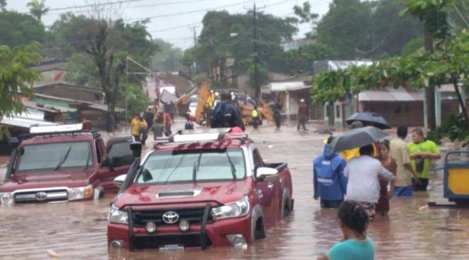 huella_sandinis's tweet photo. Inundacion por desborde de Río El Naranjo en el Municipio de Waslala. La población resguardandose para evitar tragedias y perdidas de vidas humanas.
@JUNTOSP0DEMOS @krupskaya_ny @Josvilla17 @samcarrion18 @nica_rojaynegra @mar_cp81 @DiablaSandi @OrlandoNubia @Atego16 @EL_TAYACAN_ https://t.co/4fw6u6PjL7
