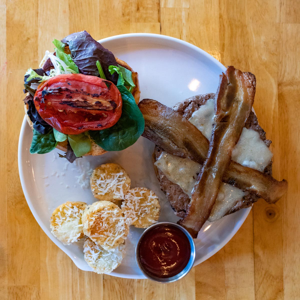 PotRoastPinot's tweet photo. Come enjoy this drool-inducing burger featuring a blend of brisket and short rib, oven-dried tomatoes, fresh greens, garlic aioli on a brioche bun.

We suggest adding hickory-smoked bacon, your choice of cheese, and subbing the chips for the best potato tots you've ever had. https://t.co/IaGRanCxNh