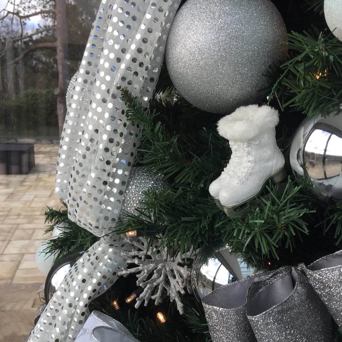 LetItGlowLtd's tweet photo. It’s all in the details ❄️

Each of our installations are individually designed for every home and family; making your Christmas vision a reality.

Contact:
richard@thechristmasdecorators.com
01172 050 145

#makechristmasmemorable #makememories  #bespoke #Bath #Bristol #SouthWest https://t.co/xnySFAK9GE