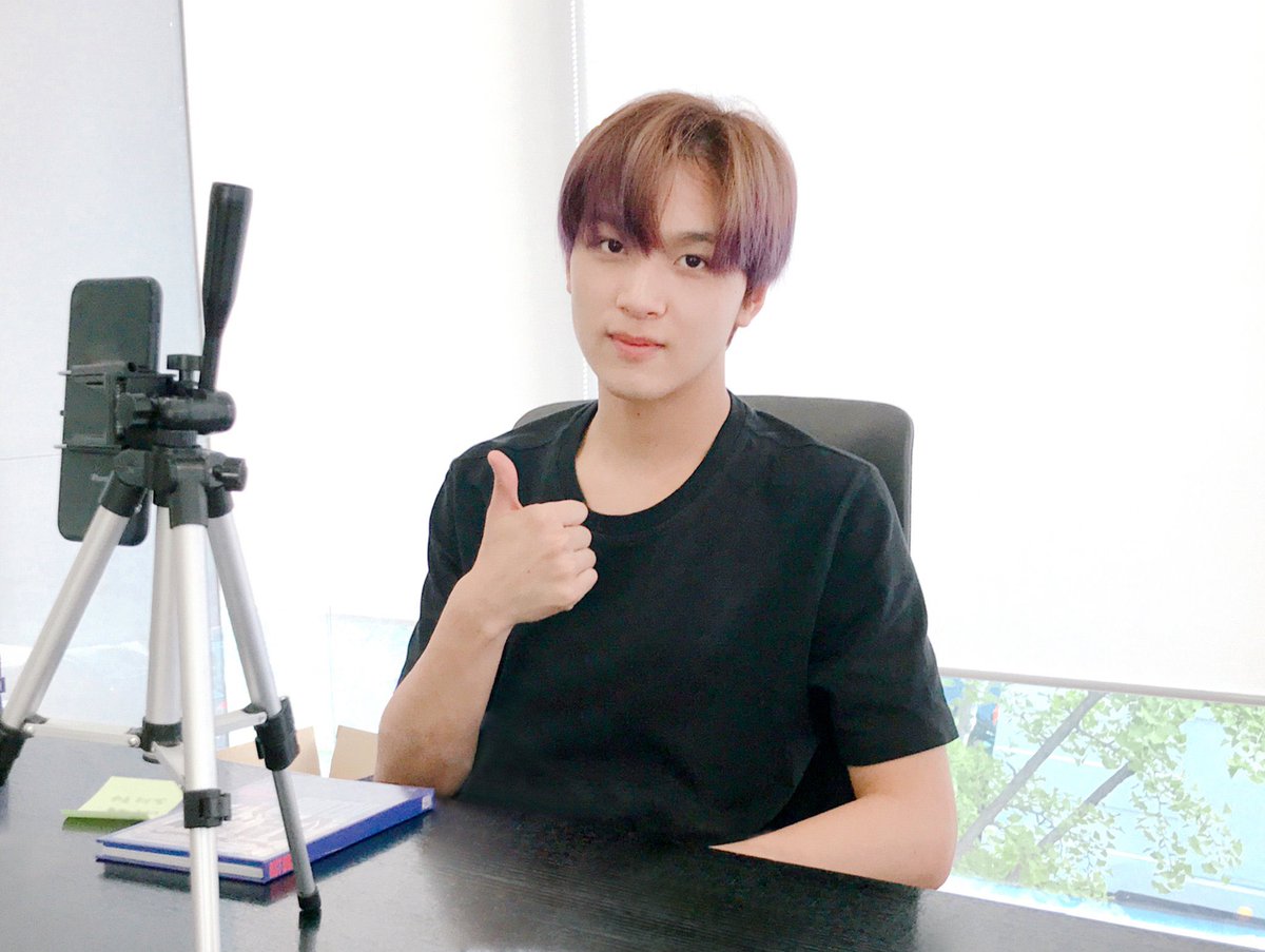 how do fans get signed albums:two main ways:1. fansigns- usually real regardless of in person / online bc the idol is signing the album in front of your face & to your name- however buying a resale fansign album can lead to scams because this was not signed in front of you