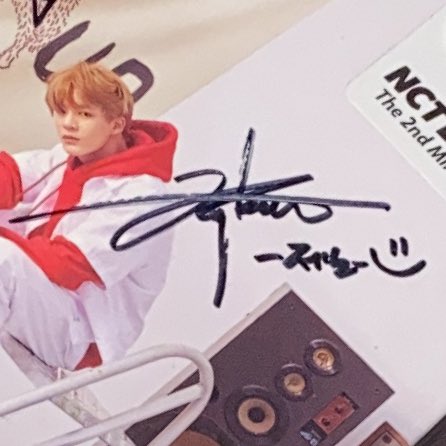 ur best hope in finding a real signed album is by cross checking signatures with someone who is familiar with themanother way is cross checking with photocards because most photocards have the idol’s signatures on the back