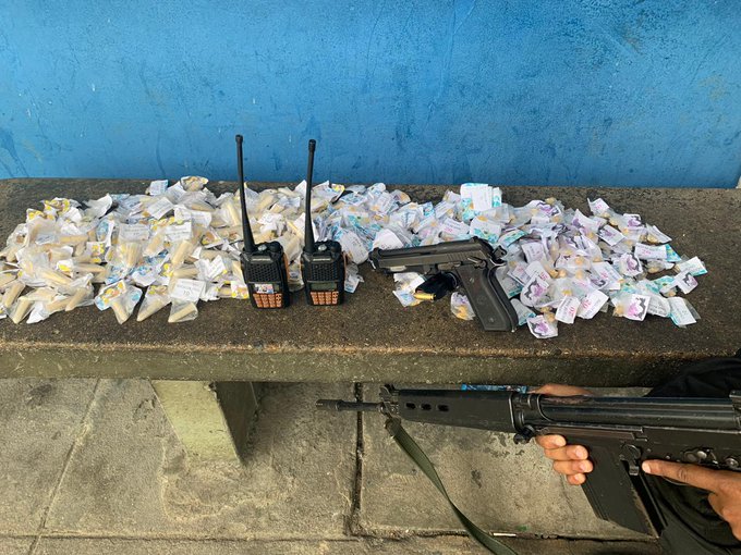 reacao_acao's tweet photo. Em São João de Meriti, um criminoso morreu e outro foi preso durante um confronto com policiais militares do #21BPM no bairro Bacia do Éden. Uma pistola, drogas e dois rádios comunicadores foram apreendidos na ocorrência. O caso foi registrado na #64DP.
#PMERJ https://t.co/4HE4HhzdHW