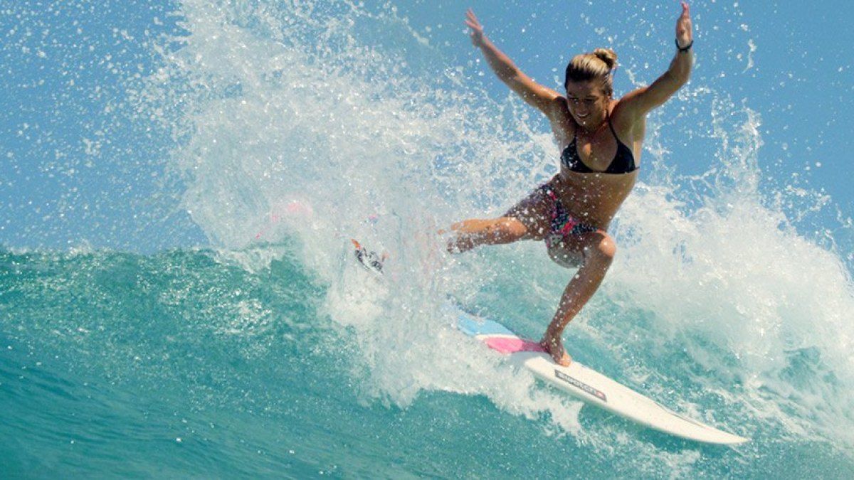 9 Women in Surf You Need to Know buff.ly/35jYWQu #womensurfers #surfing #womenwhosurf