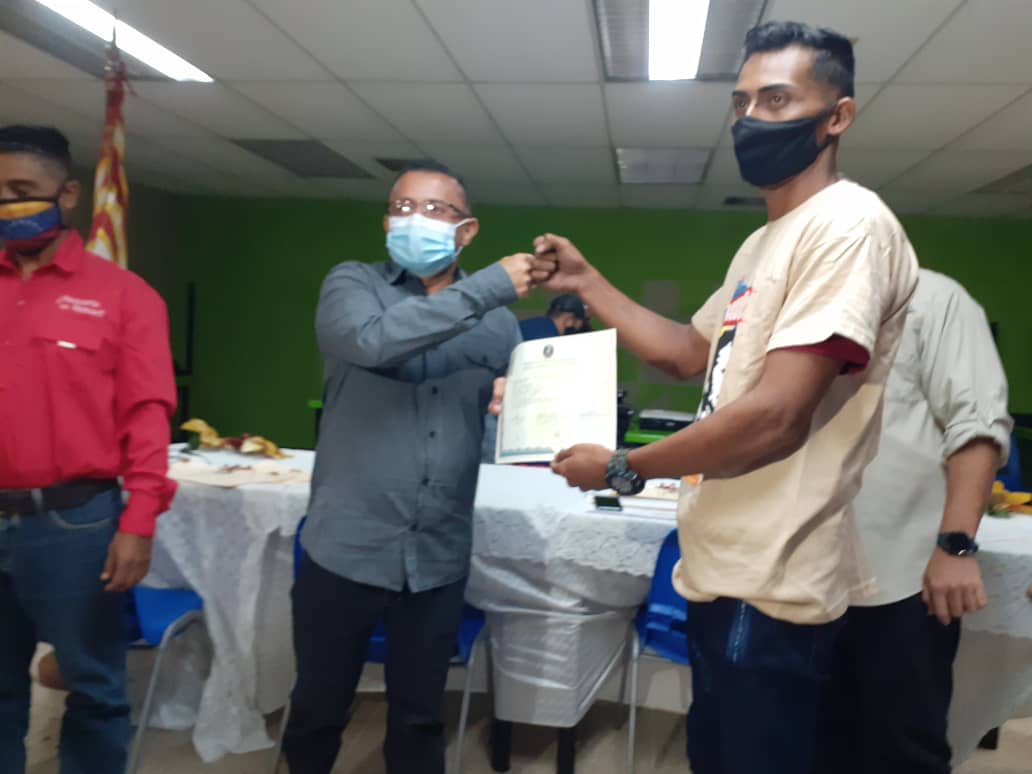 #AlMomento Graduación de las vencedoras y los vencedores de la Misión Ribas con la presencia del Gobernador <a href="/AdolfoP_Oficial/">Adolfo Pereira Gobernador</a>, el Director de la Zona Educativa Lara, Nixon Arrieche y el Secretario de <a href="/Educacionlara/">Educación Lara</a> Eleamer Elkatrib a través de videoconferencia a nivel nacional.