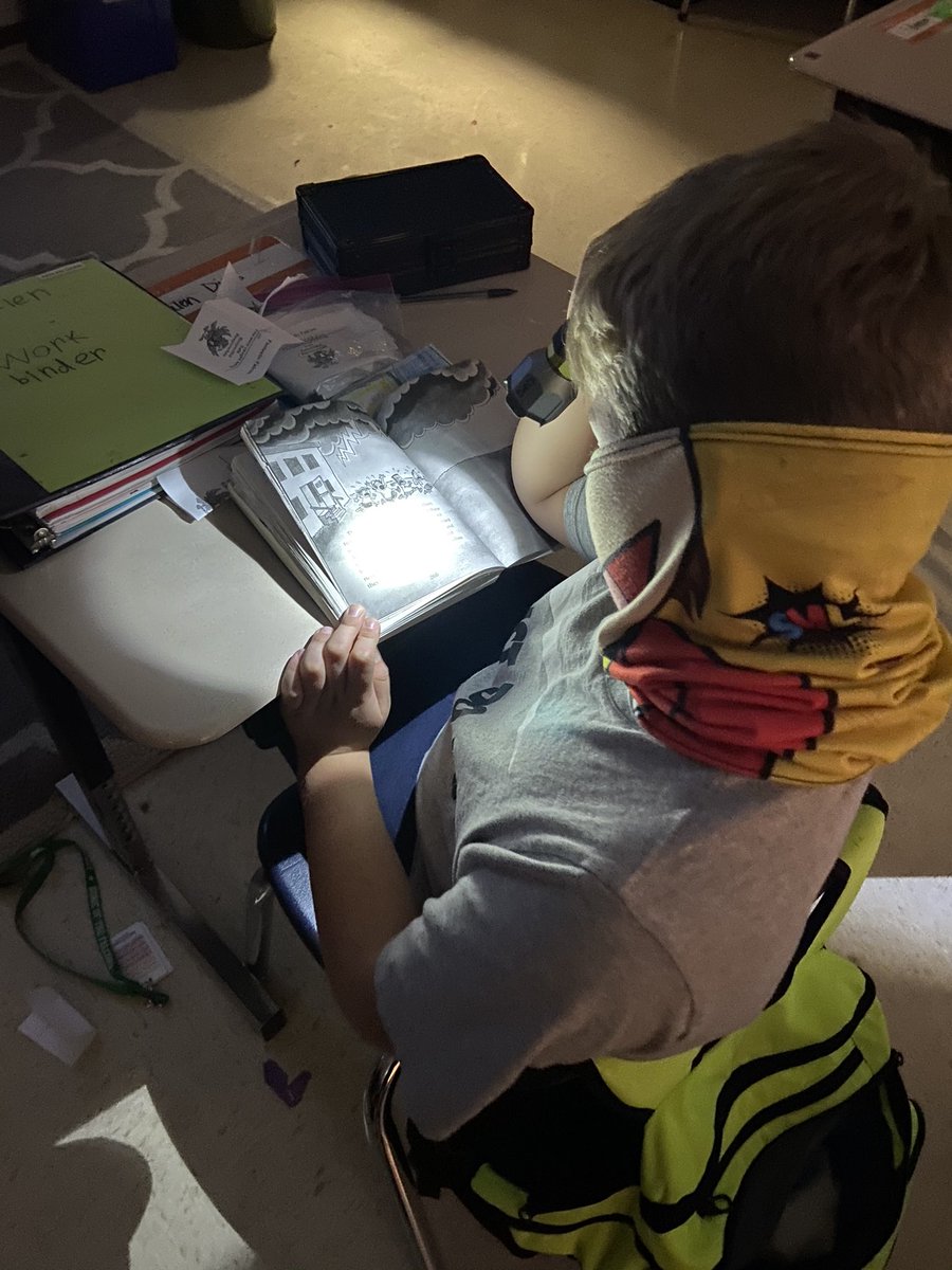 MsLauxRocks's tweet photo. Flashlight reading today for fall into a good book week! https://t.co/MaHRyzmm8E