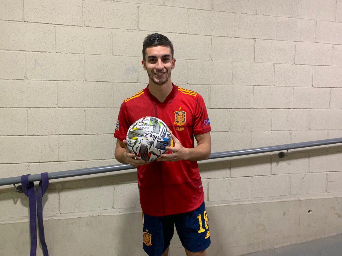 FerranTorres20's tweet photo. Qué locuraaaaa!! PARTIDAZO!! Victoria histórica para España y mi primer hat trick como profesional. Inolvidable!! VAMOSSSS!!! 🇪🇸🇪🇸🇪🇸 @sefutbol #UEFANationsLeague2020 https://t.co/oFAe627v14