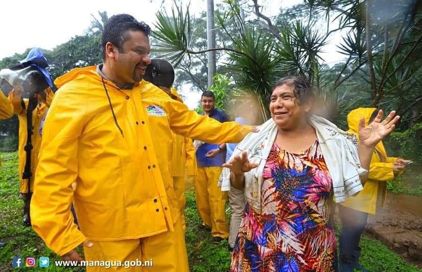 Epinolera's tweet photo. #Nicaragua 🇳🇮 Cro. Fidel Moreno junto a Equipo de Alcaldía de Managua brinda atención a diferentes puntos críticos de la capital para verificar afectaciones producidas por #HuracanIota 🌧🌀 @DiablaSandi https://t.co/sbjXCqRg5O