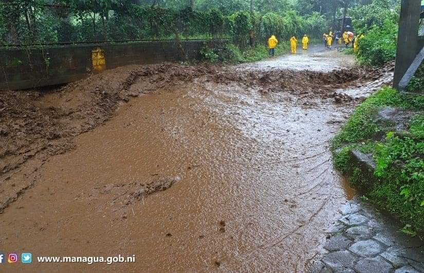 Epinolera's tweet photo. #Nicaragua 🇳🇮 Cro. Fidel Moreno junto a Equipo de Alcaldía de Managua brinda atención a diferentes puntos críticos de la capital para verificar afectaciones producidas por #HuracanIota 🌧🌀 @DiablaSandi https://t.co/sbjXCqRg5O