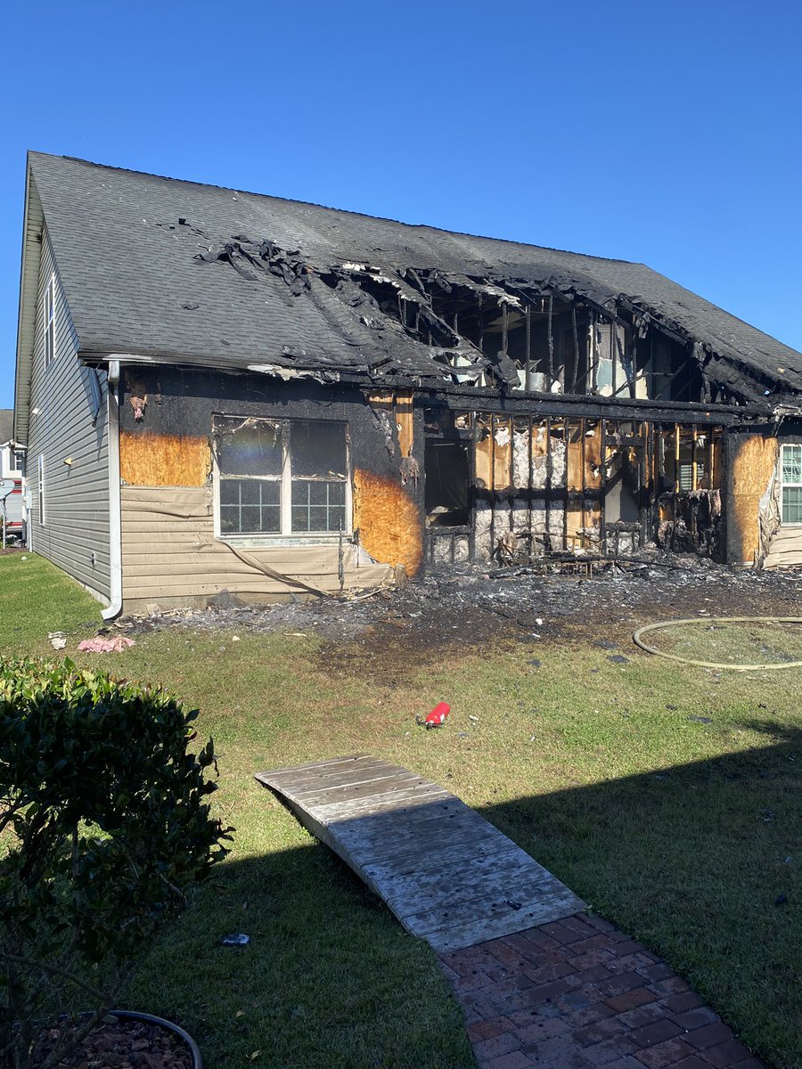 tracybeanz's tweet image. I have lost my home today - to a horrific fire. Everyone is safe and alive. But I’ve lost everything. Prayers are so needed. 🙏