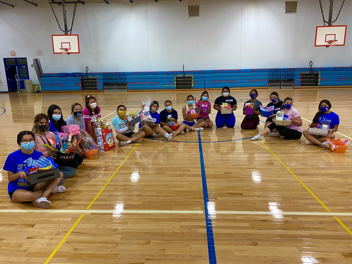 Happy Cheersgiving!!🎀🛍 Thank you so much <a href="/sabrinamarieag/">Sabrina⛈</a> for my basket I love it so much you are absolutely the best!!🤞🥰 I’m so gratefully for each and every one of these girls🎀 #sehsthebest #cheerlife