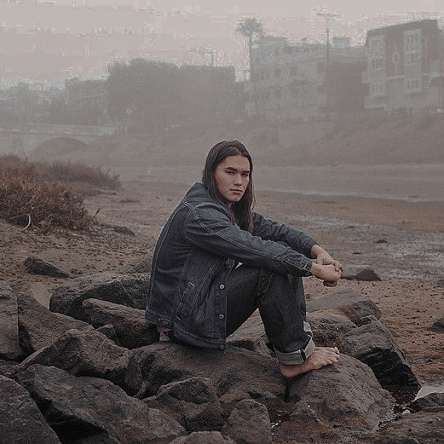 Iunarquartz's tweet image. 🎄 Christmas Gift 🎄 ¡short willex au!

willie manda mensagem para seu namorado praticamente todos os dias desde que o mesmo faleceu em um acidente de carro no natal de 2019. até que na véspera de natal de 2020, ele recebe uma resposta.