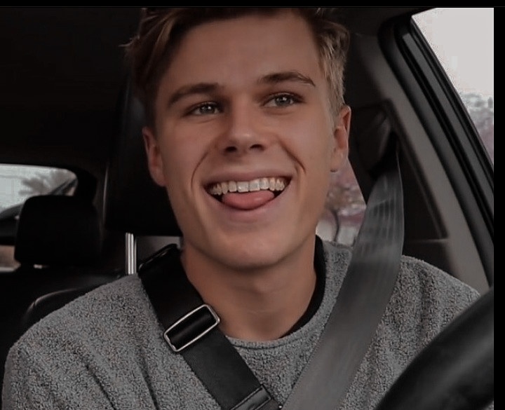 Iunarquartz's tweet image. 🎄 Christmas Gift 🎄 ¡short willex au!

willie manda mensagem para seu namorado praticamente todos os dias desde que o mesmo faleceu em um acidente de carro no natal de 2019. até que na véspera de natal de 2020, ele recebe uma resposta.