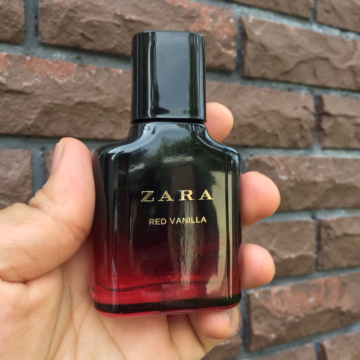 (1)Zara Red Vanilla - La Vie Est Belle by LancomeRed Vanilla: RM 40 & RM 70 (30ml & 100ml)“Pair Set dengan BLACK AMBER”LVEB: RM 500 (100ml)