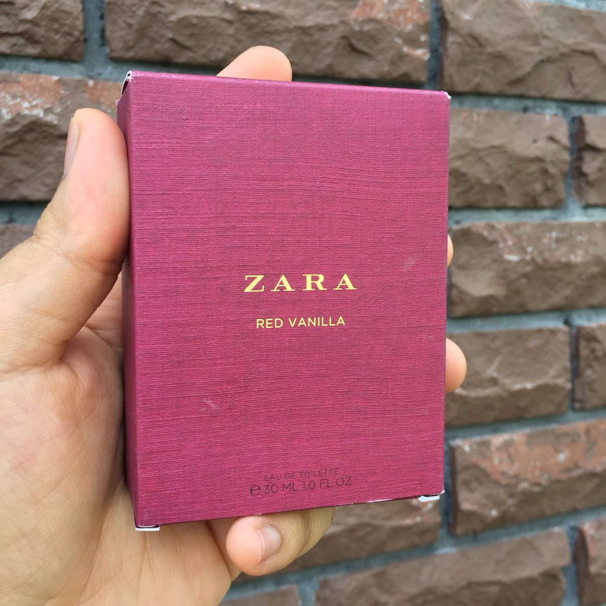 (1)Zara Red Vanilla - La Vie Est Belle by LancomeRed Vanilla: RM 40 & RM 70 (30ml & 100ml)“Pair Set dengan BLACK AMBER”LVEB: RM 500 (100ml)