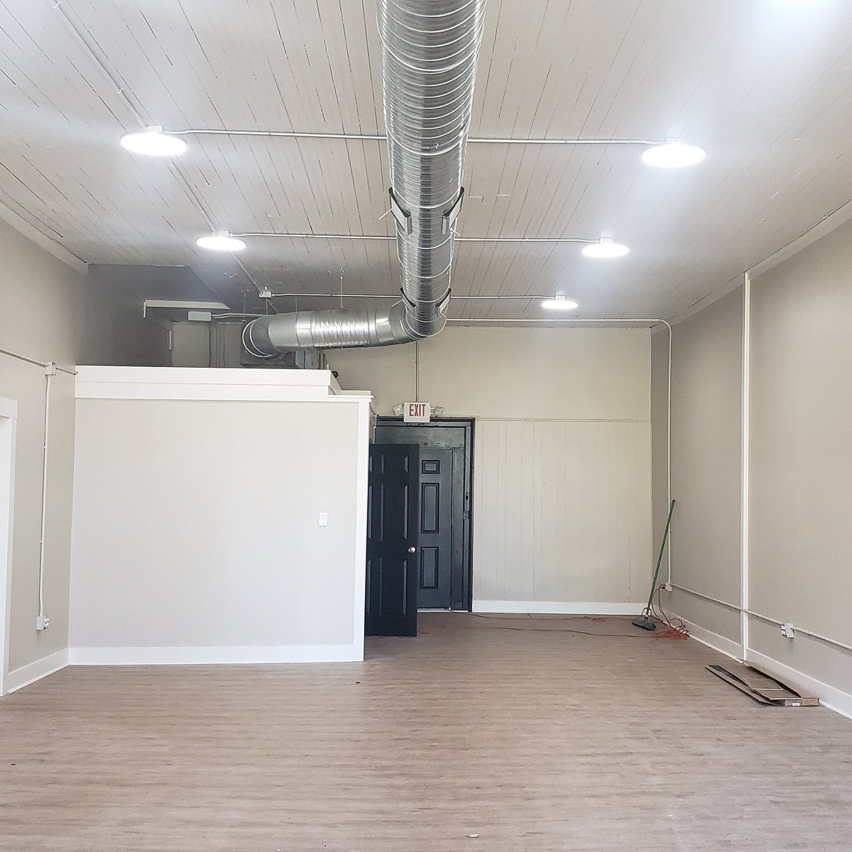 FranklintonDev's tweet photo. This week our boutique, Glam and More, starts their move in process in downtown #Franklinton!! We can't wait to see how this space will look once it's decorated and ready to shop!!
#developfranklinton https://t.co/23JjYTlthX